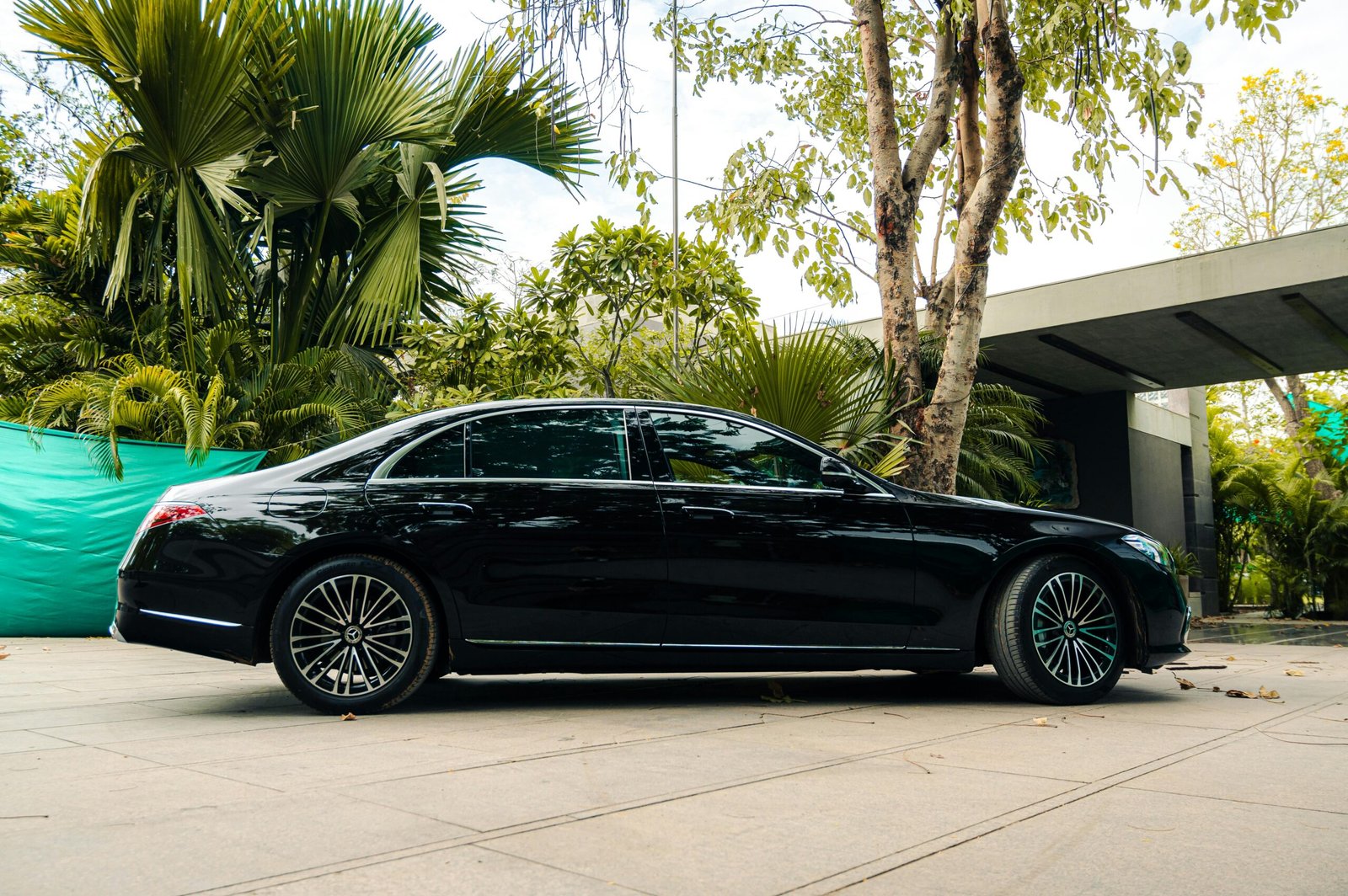 Why Choose a Limo Over a Ride-Share for DFW Airport Transfers?